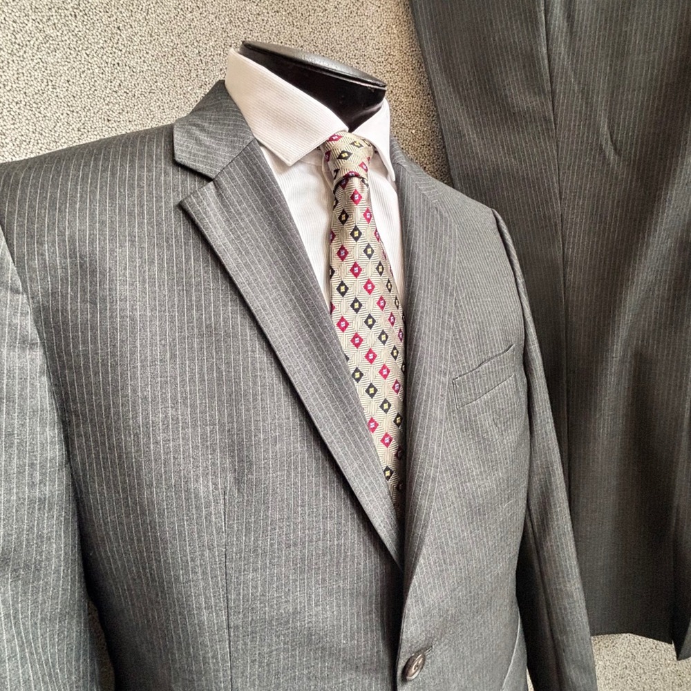 Hugo Boss Pinstripe Suit Mens 42R Gray Virgin Wool 2 Button Minimalist Corporate